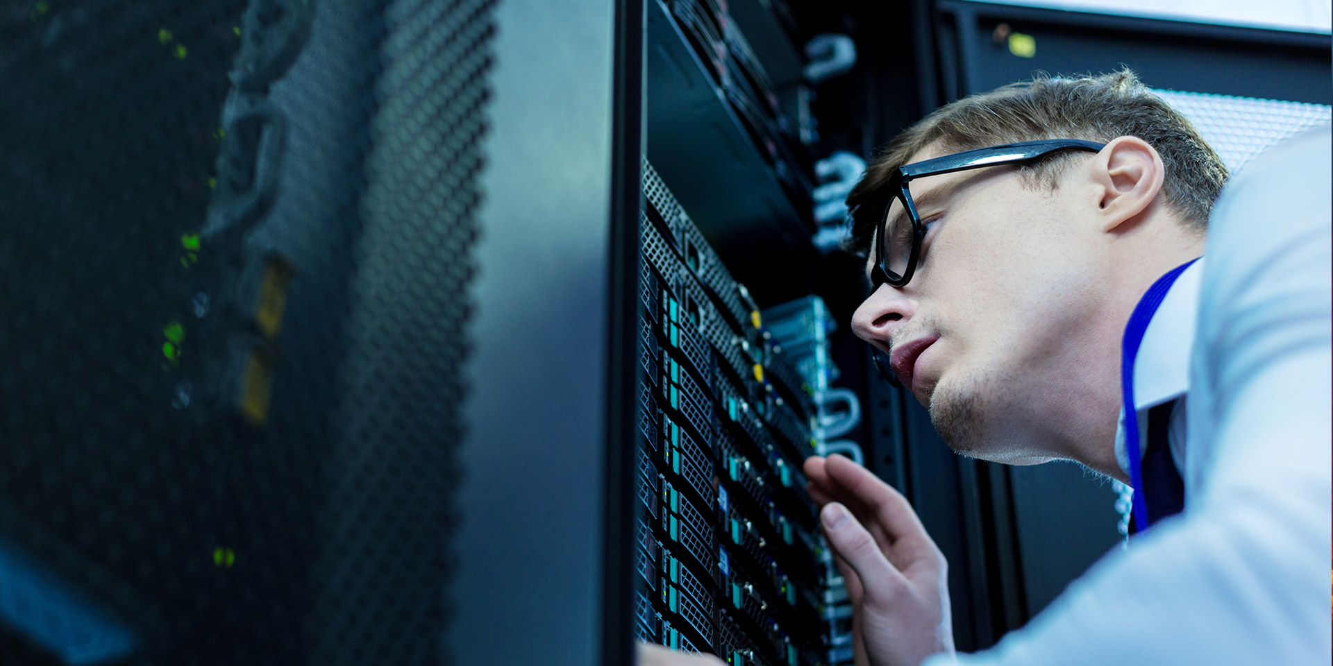 Wir unterstützen geschäftskritische Prozesse mit einem europäischen Netzwerk aus Tier IV-zertifizierten eigenen Rechenzentren. Wir garantieren Ausfallsicherheit in mehreren Rechenzentren und verschiedenen Ländern, was wiederum der Compliance und einem unterbrechungsfreien Geschäftsbetrieb zugute kommt.
