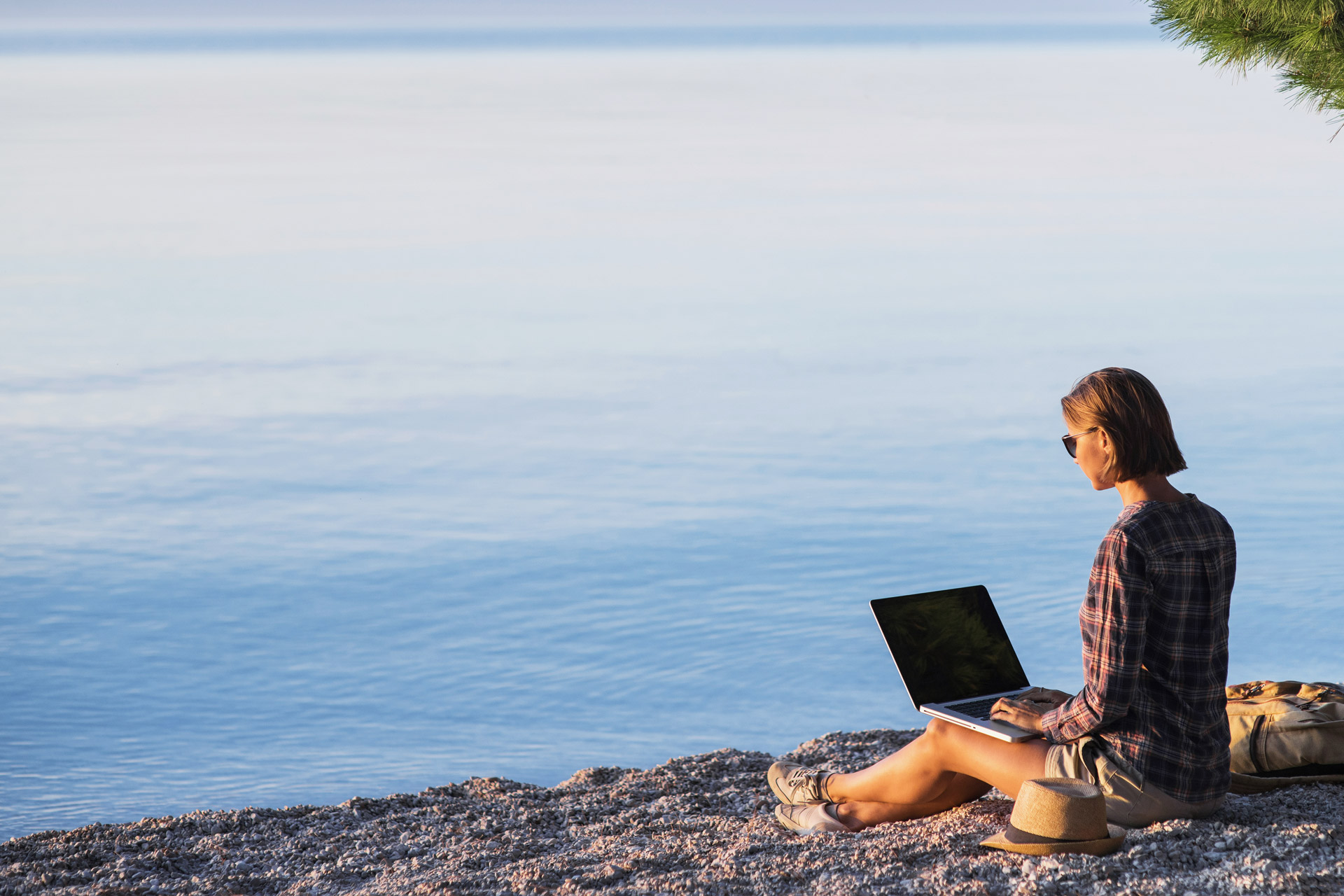 We simplify the transition to agile working by providing companies with a platform of enabling services that make it safe, productive and engaging.
