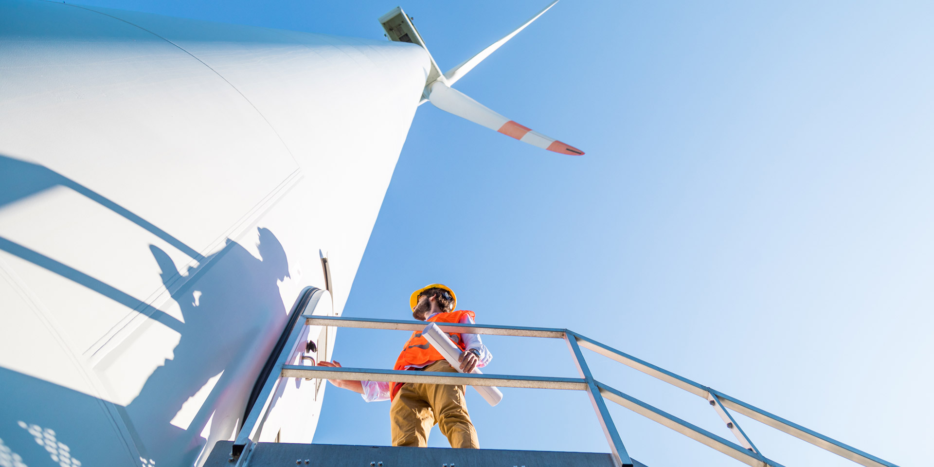 Industrie 4.0 ist für Fertigungsunternehmen gleichbedeutend mit neuen Möglichkeiten, aber auch mit neuen Bedrohungen. Deshalb ist es notwendig, die Produktionsstätten mit innovativen und integrierten Verteidigungssystemen im Rahmen von Managed Security Services auszustatten.