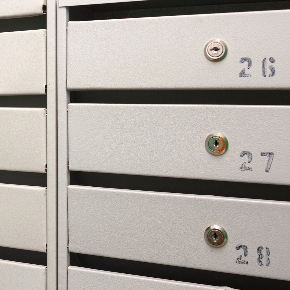 Although the digitalization of corporate communications has significantly reduced the amount of paper used, there are still cases where paper mailing is required.
