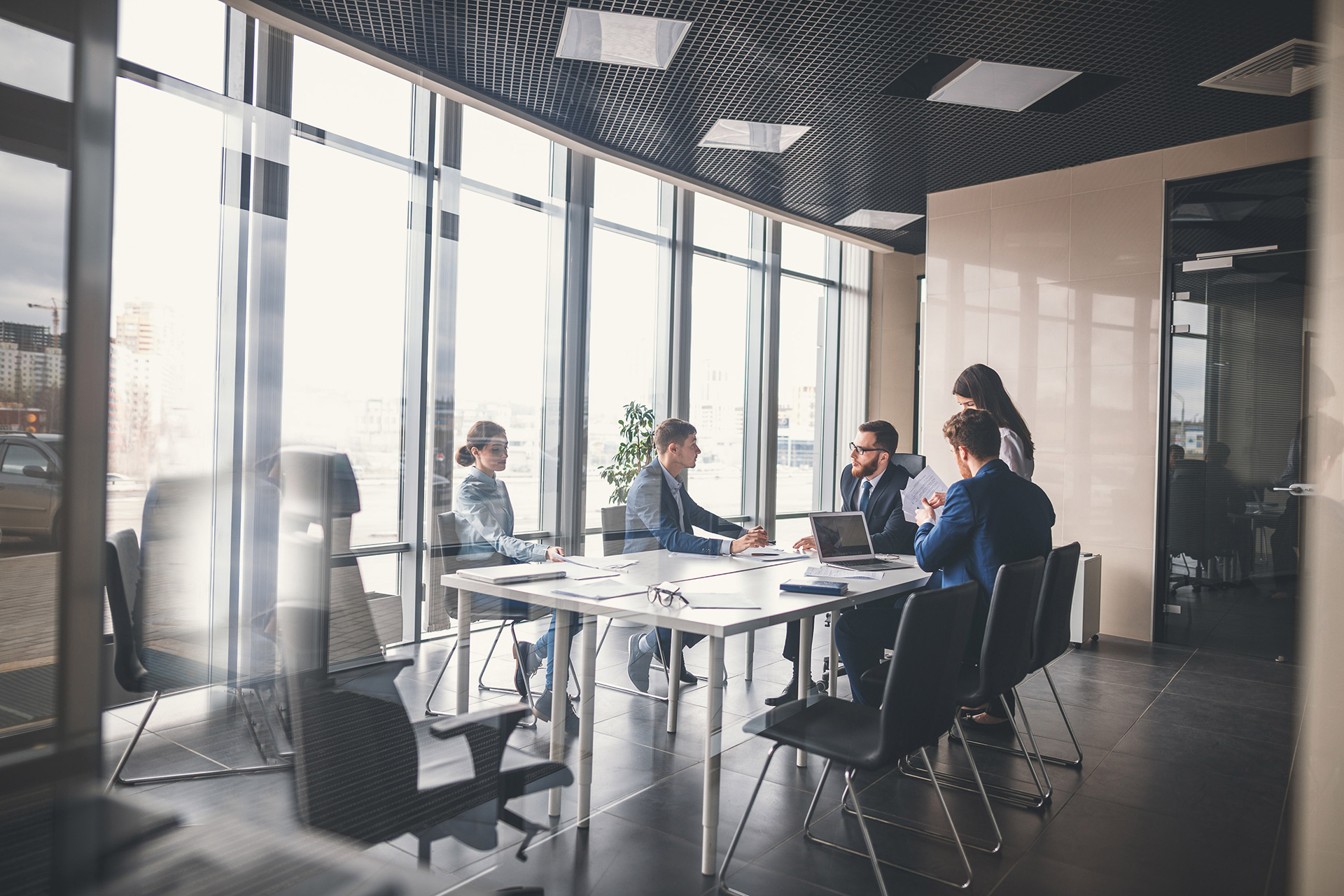 Wir beschleunigen die Transformation von Dienstleistungsunternehmen, indem wir sie modern und innovativ, sicher und kundenorientiert machen. Mit unserer Technologie- und Serviceplattform können Sie sich auf das Geschäftswachstum konzentrieren und die technische Komplexität vergessen.