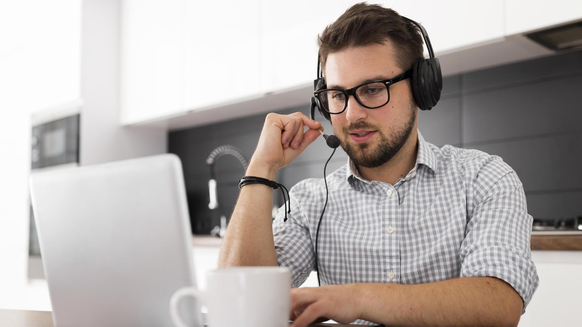 Mit dem SaaS von WIIT können Unternehmen einen digitalen Arbeitsplatz schaffen, der Geschäftskontinuität gewährleistet, ohne die Unternehmensinfrastruktur zu belasten. Auf diese Weise können Unternehmen Daten und Anwendungen in zentralisierte Plattformen integrieren, die das Arbeiten aus der Ferne effizienter machen und so ein agiles Arbeiten ermöglichen.
