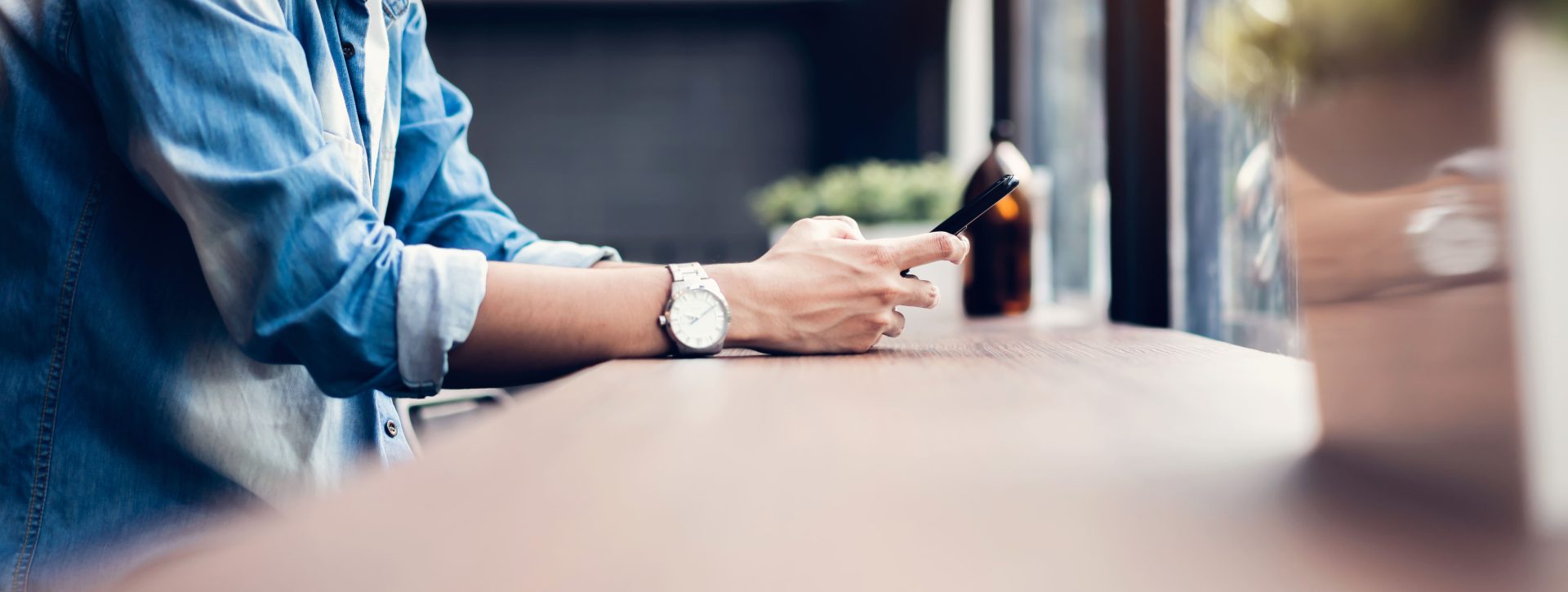 Although the traditional SMS (Short Message Service) today has been overshadowed by new messaging services such as WhatsApp, Messenger or Telegram, this does not mean that its use is back in vogue as a communication touchpoint and user engagement, with the aim of directing them towards Digital Signing procedures and/or Web applications.