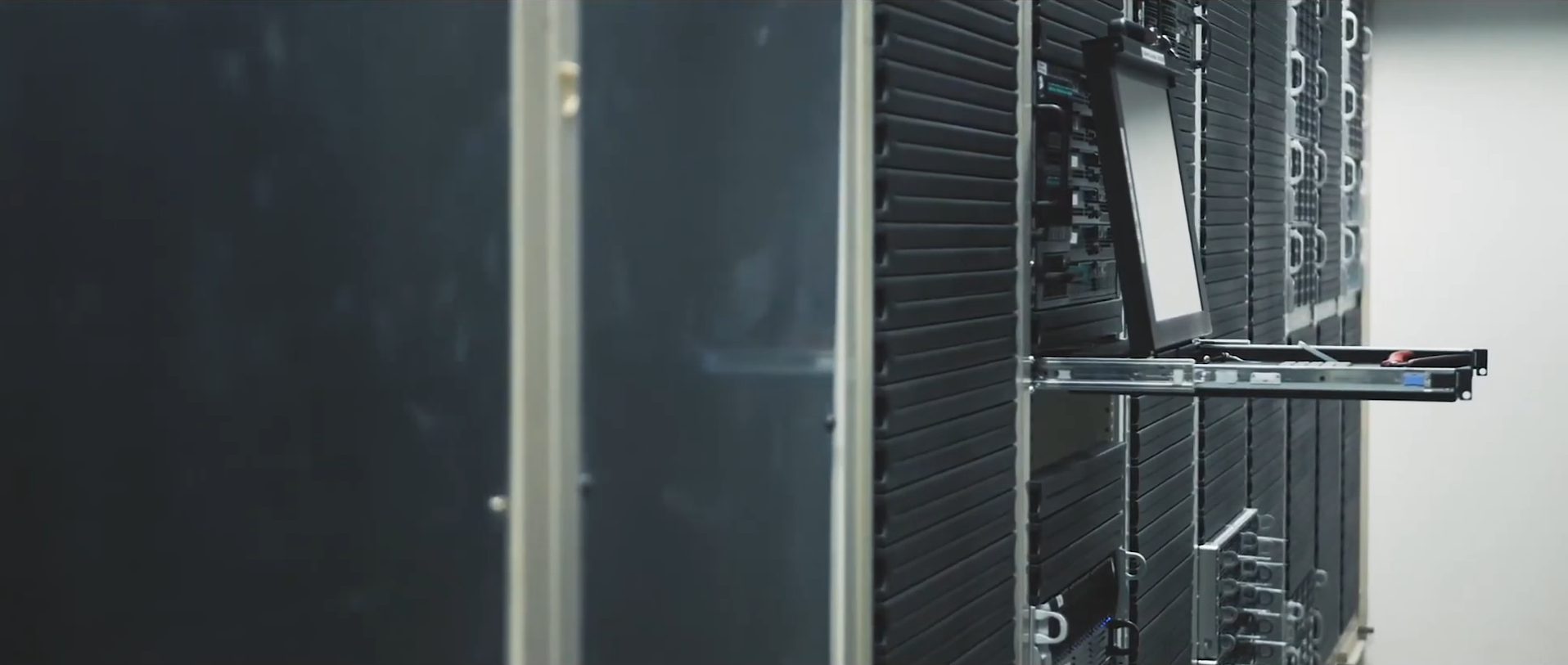 In Mönchengladbach betriebt die WIIT AG ein Tier III Rechenzentrum mit eigener Energie-und Richtfunkzelle für höchste Verfügbarkeit.
